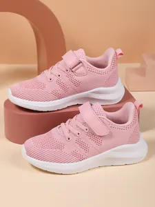 Gedetailleerd zijaanzicht van roze ademende mesh meisjessneakers met klittenband