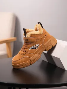 Primer plano de botas Martin para niños que muestra el detalle del forro de pelo sintético.