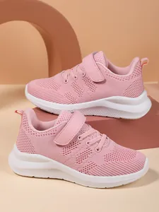 Detailweergave van roze ademende mesh meisjessneakers met klittenbandsluiting