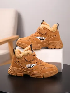 Detalle de botas de invierno cálidas para niños con forro de felpa y suelas antideslizantes