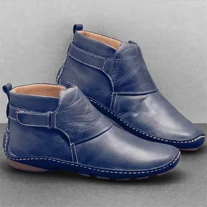 Vue détaillée de bottines plates pour femmes en cuir souple bleu avec coutures blanches
