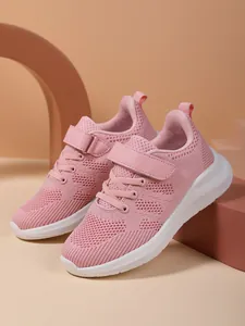 Gedetailleerd overzicht van roze ademende mesh sneakers voor meisjes met witte zool