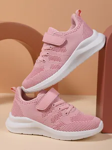 Detail van roze ademende mesh hardloopschoenen voor kinderen met klittenbandsluiting