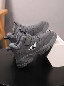 Detalle de botas de invierno grises para niños con forro polar grueso y suela