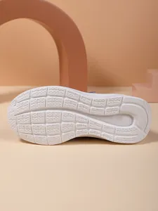 Gedetailleerd overzicht van de witte antislipzool voor lichtgewicht hardloopschoenen kind