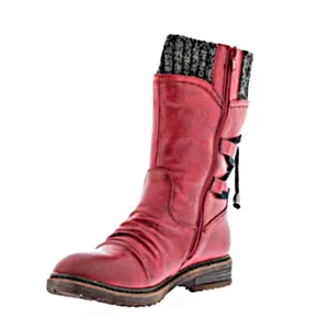 Vista detallada de botas rojas vintage de media caña con puño de punto y cremallera lateral