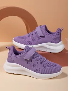 Detail van paarse meisjessneakers van ademend mesh voorzien van een klittenbandsluiting