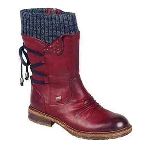 Vista lateral de botas vintage rojas de media caña con un cuello de punto para mujer