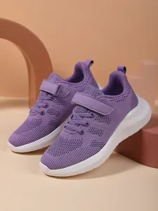 Detail van paarse mesh hardloopschoenen voor meisjes met klittenband en een witte zool