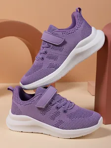 Paarse ademende mesh sneakers voor meisjes met klittenbandsluiting en lichte zool.