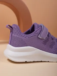 Gedetailleerd overzicht van paarse ademende mesh sneakers voor meisjes met witte zool