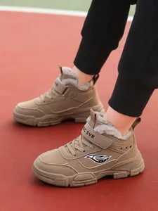 Vista lateral de botas de invierno caqui para niños con forro cálido de piel sintética