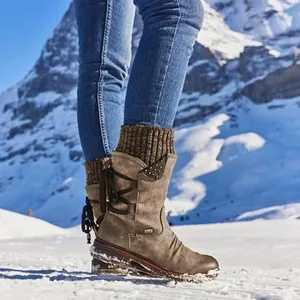 Botas de nieve marrones vintage con cuello de punto en un paisaje de montaña nevado