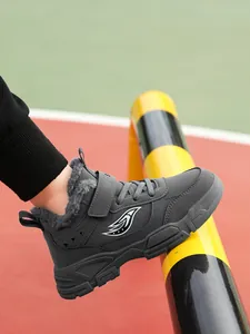 Vista detallada de botas de invierno grises para niños con forro de pelo y cierre de velcro
