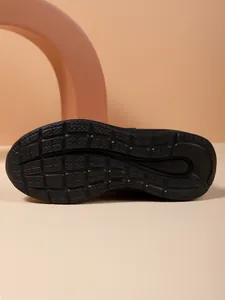 Detailweergave van de antislip zwarte rubberen buitenzool van een hardloopschoen