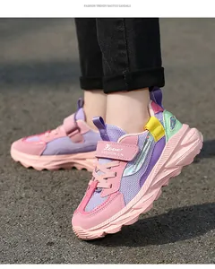 Nahaufnahme von atmungsaktiven pinken und lilanen Mädchen-Sneakern mit Klettverschluss