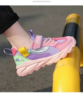 Detailansicht bunter Mädchen-Sneaker aus atmungsaktivem Mesh in Pink und Violett zum Spielen