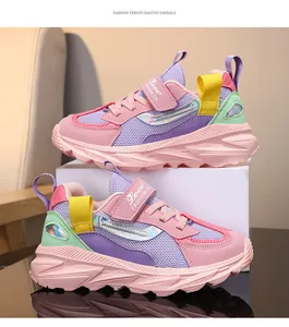 Detailansicht der atmungsaktiven Doppelnetz-Sneaker für Mädchen in Pink und Lila für Kinder