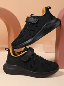 Detail van ademende mesh kindersneakers met een handige klittenbandsluiting voor kids