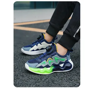 Dettaglio di sneaker da basket per bambini con sistema a fibbia rotante facile da usare