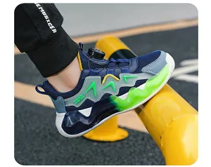 Dettaglio delle scarpe sportive blu per bambini traspiranti con pratica fibbia rotante