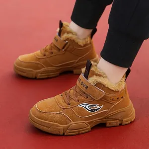 Botines de invierno para niños forrados con felpa cálida en color camello.