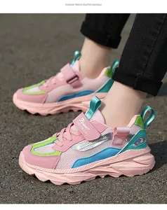 Nahaufnahme von pink-blauen atmungsaktiven Mesh-Laufschuhen für Mädchen.
