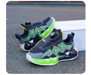 Vista dettagliata delle scarpe da basket per bambini con mesh traspirante e fibbia rotante