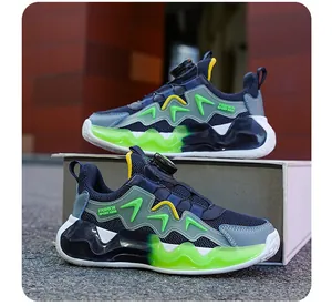 Primo piano di scarpe da basket per bambini blu navy e verde neon con fibbia rotante.