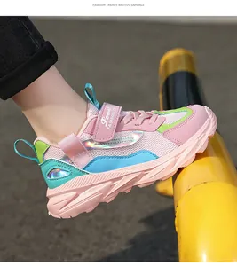 Detailansicht der atmungsaktiven rosa Mesh-Sneaker für Mädchen mit Klettverschluss
