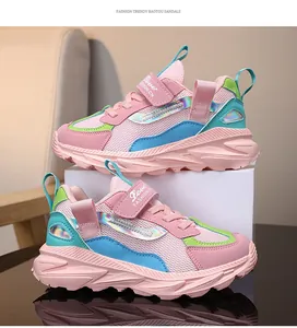 Detaillierte Seitenansicht rosa und blauer atmungsaktiver Mesh-Laufschuhe für Mädchen