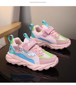 Detailansicht von rosa und blauen atmungsaktiven Mesh-Sneakern für Mädchen mit Klett