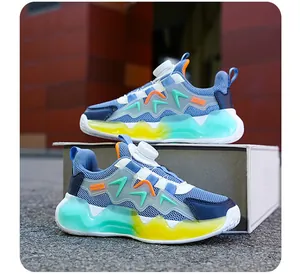 Primo piano di scarpe da basket per bambini con suola ondulata colorata e manopola rotante