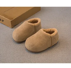 Gemütliche, plüschgefütterte Retro-Winterbrotschuhe für Kinder in warmem Braun, Detailansicht.
