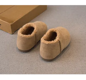 Nahaufnahme gemütlicher warmer Kinder-Retroschuhe aus Wildleder mit dickem Fleecefutter.