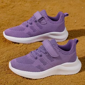 Ademende paarse mesh hardloopschoenen voor meisjes met comfortabele witte lichte zolen.