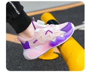 Dettaglio di scarpe da ginnastica in mesh rosa per bambini con fibbia rotante bianca