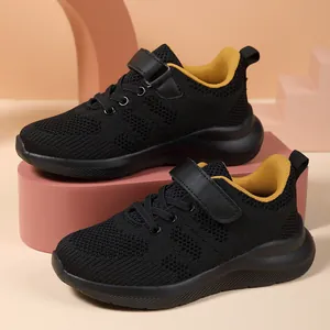 Ademende mesh sneakers voor meisjes in zwart en geel met een handige klittenbandsluiting.