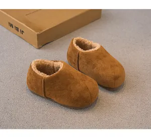 Detailansicht warmer brauner, mit Fleece gefütterter Kinderschuhe für den Winter.