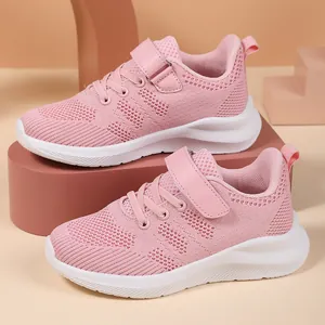 Roze ademende mesh sneakers voor meisjes met klittenband en lichte witte zool