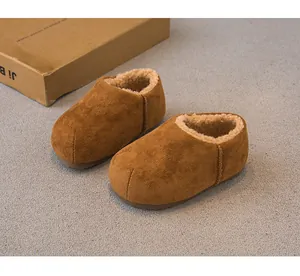 Detailansicht warmer, gefütterter Kinder-Retro-Slipper aus braunem Wildlederimitat