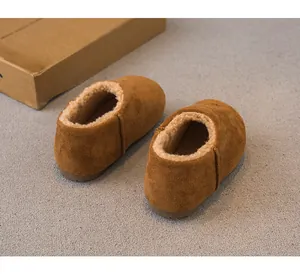 Detailansicht brauner warmer Kinder-Wildleder-Slipper mit dickem Fleecefutter.