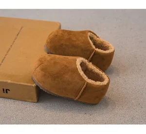 Gefütterte braune Wildleder-Slipper für Kinder, warm und gemütlich für den harten Winter