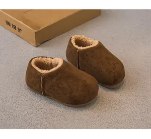 Detailansicht der braunen Kinder-Winterstiefel mit warmem Plüschfutter und Wildlederoptik
