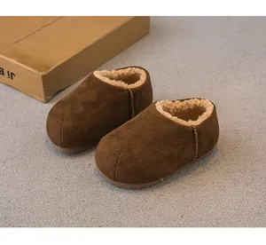 Detailansicht von gemütlichen braunen Kinder-Brot-Schuhen mit warmem Fleecefutter für den Winter.