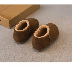 Nahaufnahme der braunen Kinder-Winterschuhe mit warmem Plüschfutter zum Hineinschlüpfen