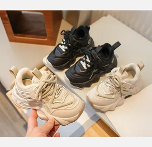 Vue détaillée de baskets compensées chaudes doublées de polaire pour enfants en beige et noir