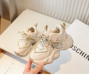 Gros plan sur des baskets compensées beiges pour enfants doublées de polaire chaude