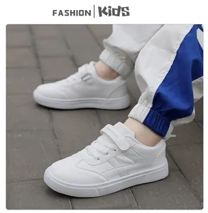 Vista detallada de zapatillas blancas casuales para niños con cierres de velcro
