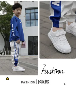 Primer plano detallado de zapatillas blancas de cuero para niños para escuela y ocio
